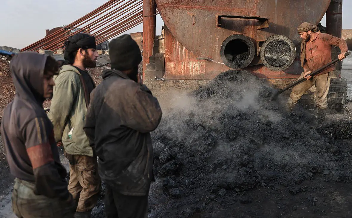 Нефтеперерабатывающий завод в деревне Тархин, Сирия (Anas Alkharboutli / dpa / Global Look Presss)