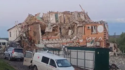 Три человека пострадали при ракетном ударе ВСУ по Рыльску в Курской области