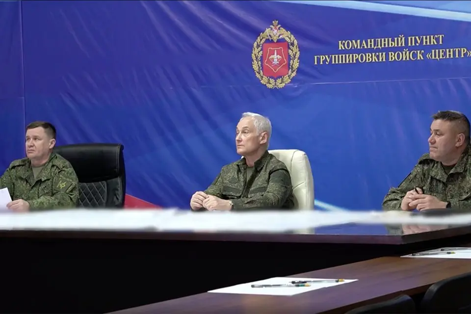 Министр заслушал и наградил отличившихся командиров подразделений