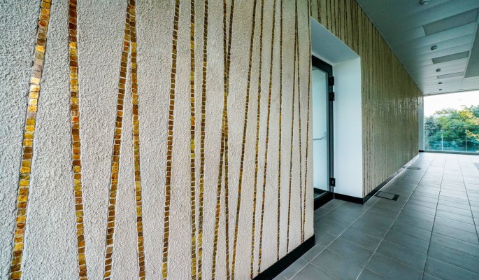 Реставраторы восстановили панно в выставочном зале Московского дворца пионеров