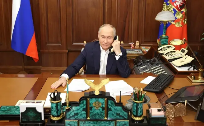 К телефонному разговору готовятся | Источник: Kremlin.ru