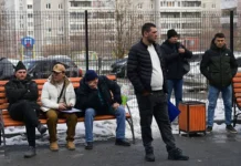 Екатеринбург обсуждает появление туалетов для мигрантов возле БЦ "Венский дом" ekaterinburg obsuzhdaet poyavlenie tualetov dlya migrantov vozle bcz venskij dom-onlymainnews-ru-174836294900-0