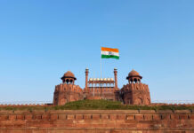 Индия и Пакистан предпринимают шаги к стабилизации ситуации в Кашмире IndianNationalFlagFlyingOnIconicRedFortAtDelhi