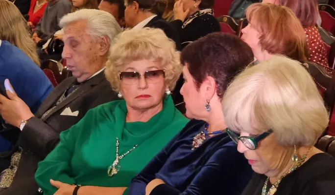 Наш дом Израиль: ставшая мамой в 55 лет жена Виторгана пошепталась с Нарусовой об эмиграции Собчак