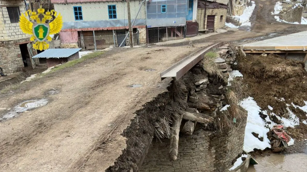 Старинный мост XV века рухнул в Дагестане из-за проливных дождей