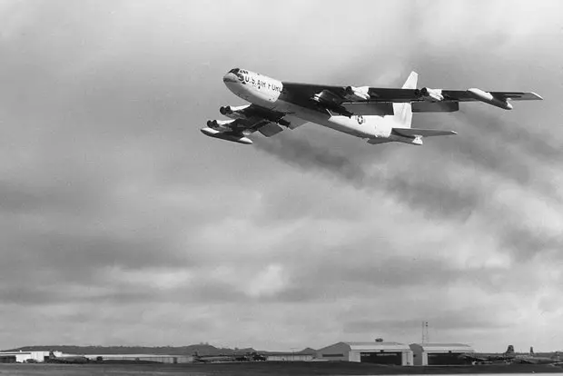 Американский стратегический бомбардировщик Boeing B-52 Stratofortress