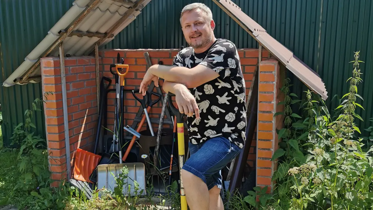 Москвич Виталий Соболев заранее начал приводить участок в порядок