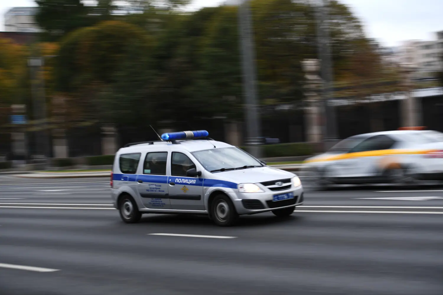 Минтранс и Госдума меняют правила для спецтранспорта и Aurus Senat-0