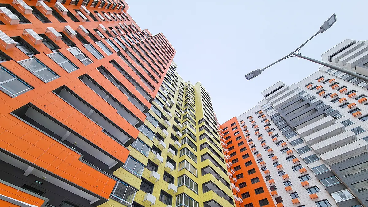 Подросток выпал с 13-го этажа в Москве и выжил