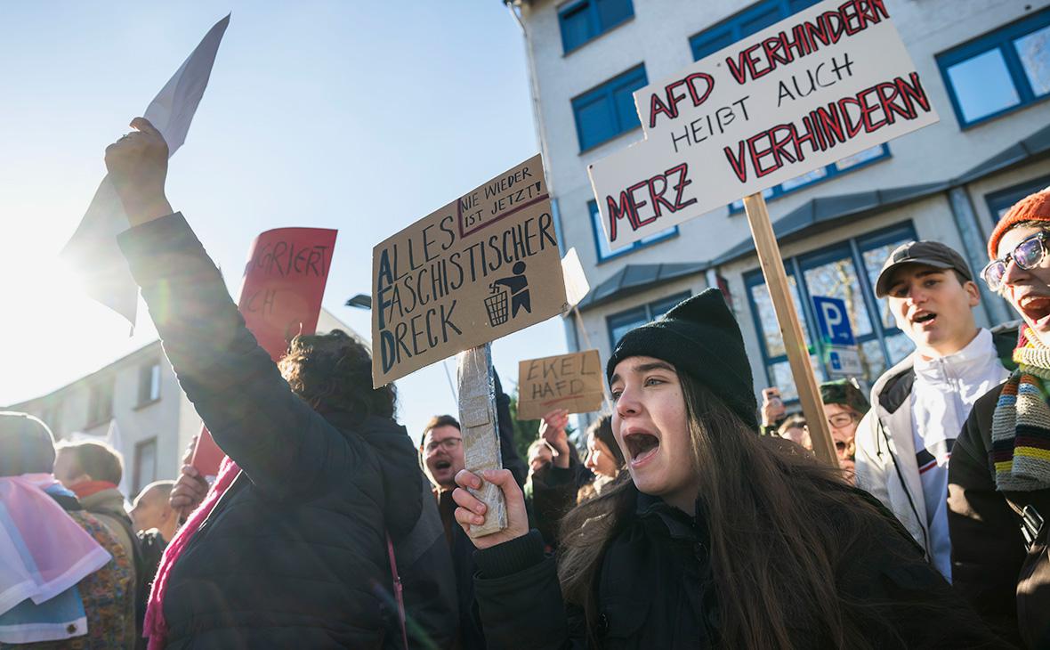 Акция протеста против партии Альтернатива для Германии (AfD) в Ной-Изенбурге, Германия., 1 февраля 2025 года (Thomas Lohnes / Getty Images)