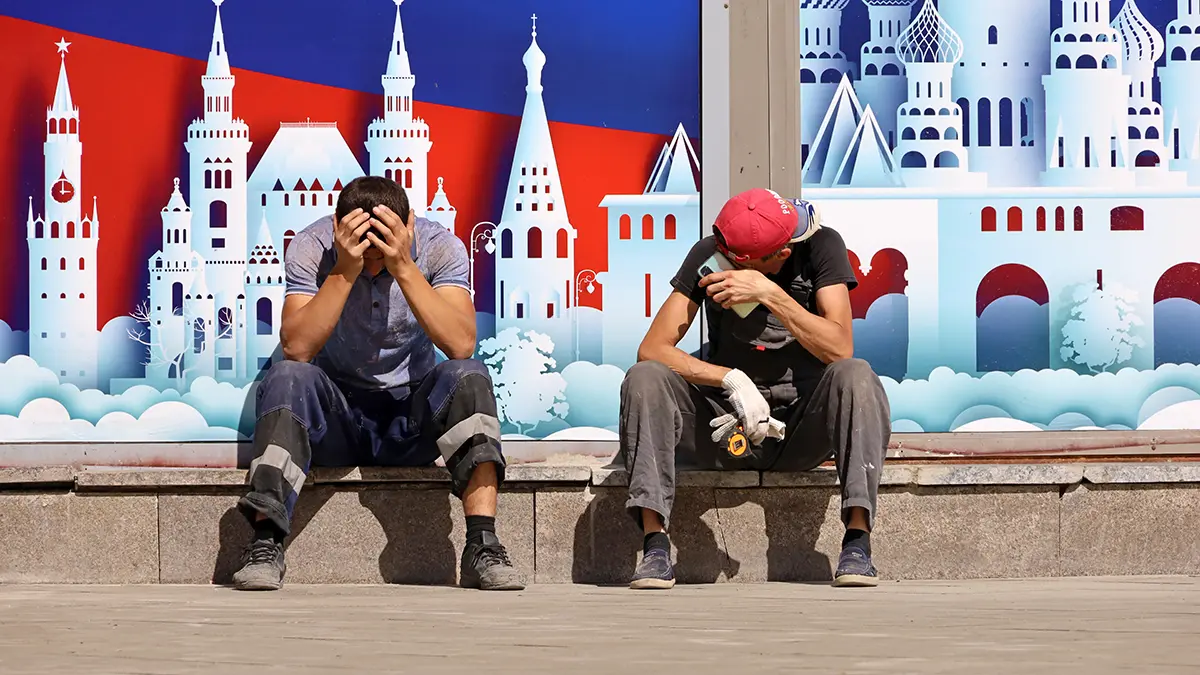 Мигрантам запретят работать в такси и доставке в Санкт-Петербурге