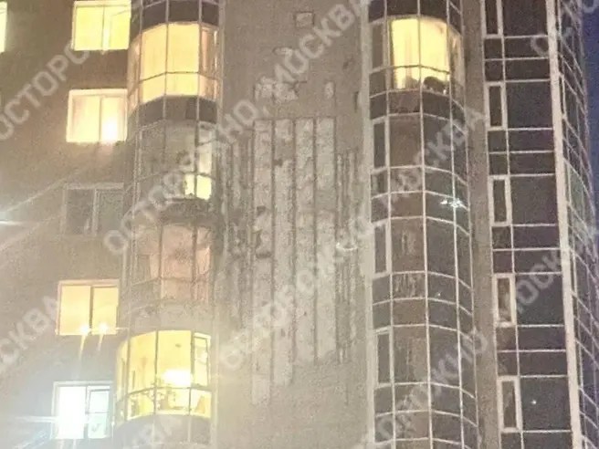 На опубликованных в сети кадрах видно, что от обломков пострадал фасад здания и несколько балконов | Источник: Осторожно, Москва / T.me