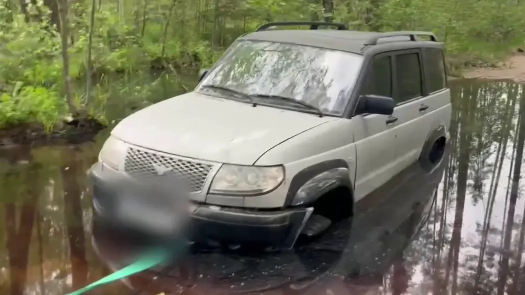 Тела четырех мужчин нашли в автомобиле у озера в Нижегородской области