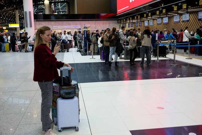 Настоящая проверка на прочность — ожидание самолета, который всё не вылетает | Источник: Артем Устюжанин / MSK1.RU