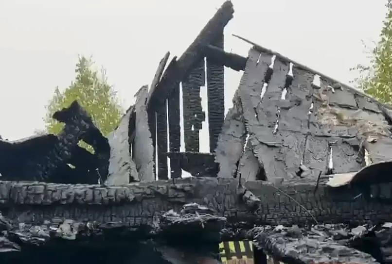 Остатки сгоревшего дома, где произошло убийство подростков