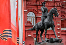 В Московском Кремле отменена церемония Президентского полка ФСО 10 мая Собянин возложил цветы к Могиле Неизвестного Солдата и памятнику маршалу Жукову