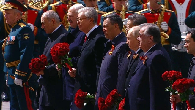 Владимир Путин и приглашенные мировые лидеры возложили цветы к Могиле Неизвестного Солдата после парада Победы | Источник: прямой эфир «Москва 24» от 09.05.2025