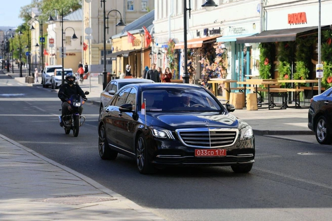 Посол Польши по дороге на парад | Источник: Артем Устюжанин / MSK1.RU