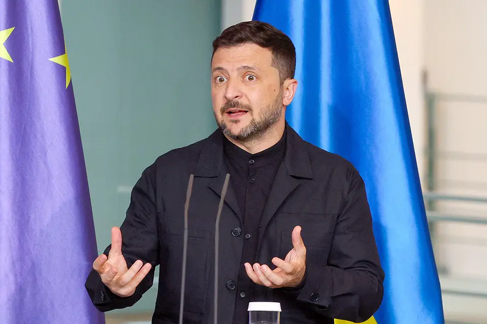 Зеленский прибыл в Берлин в одежде, напоминающей робу для заключённых