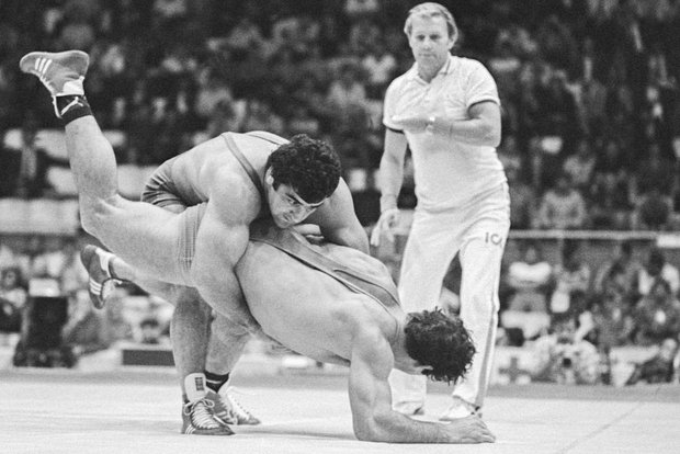 Борец Виктор Авдышев (СССР) и румынский борец Василе Андрей