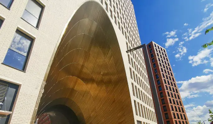 Строительство золотой арки в доме на набережной Марка Шагала завершено