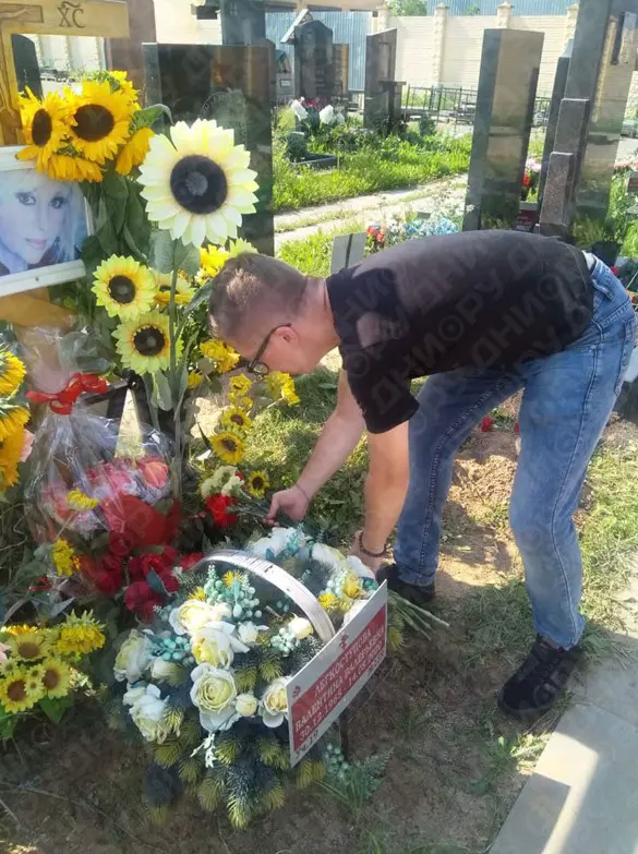 Сергей Дворцов на могиле. Фото: Дни.ру