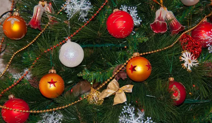 Корсет и смокинг: подбираем наряд на Новый год