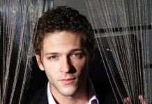 Константин Крюков о работе с Табаковым и дебюте в «Веселых временах» МХТ им. Чехова konstantin kryukov o rabote s tabakovym i debyute v veselyh vremenah mht im chehova-onlymainnews-ru-0