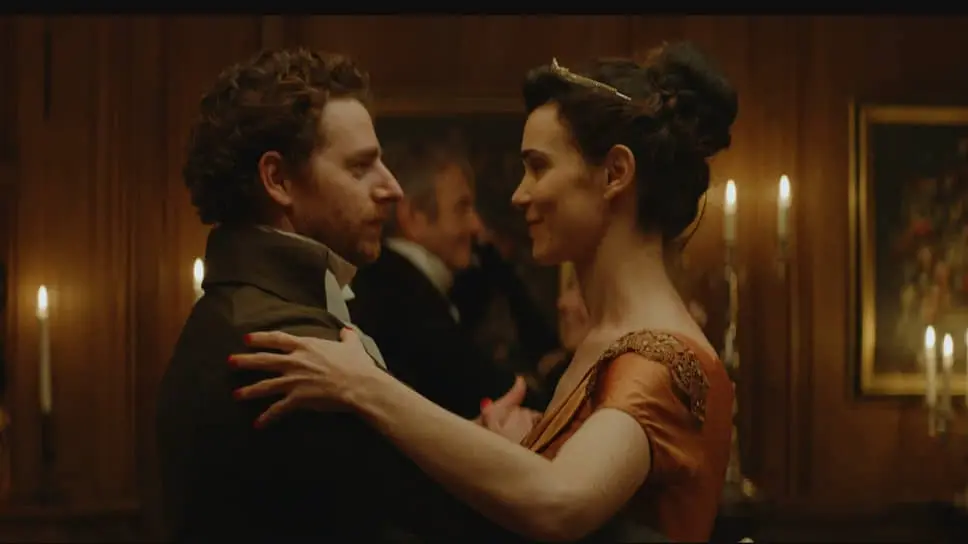 Агата (Камилль Рутерфорд) примеряет образы и ситуации из романов Джейн Остин на собственную жизнь