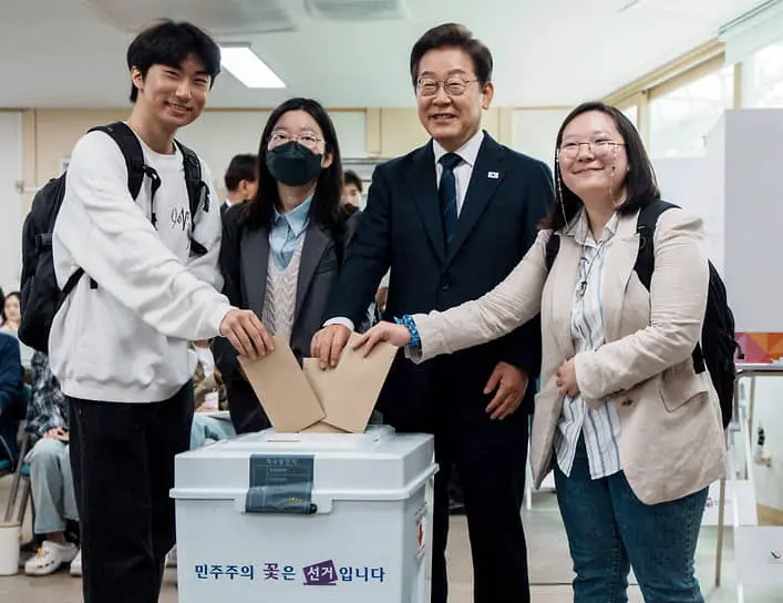 Кандидат в президенты Южной Кореи Ли Чжэ Мён (в центре)