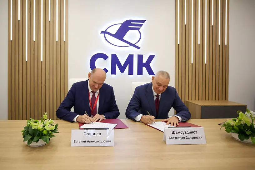 Врио губернатора Оренбургской области Евгений Солнцев и председатель совета директоров ГК «Полипласт» Александр Шамсутдинов во время подписания договора