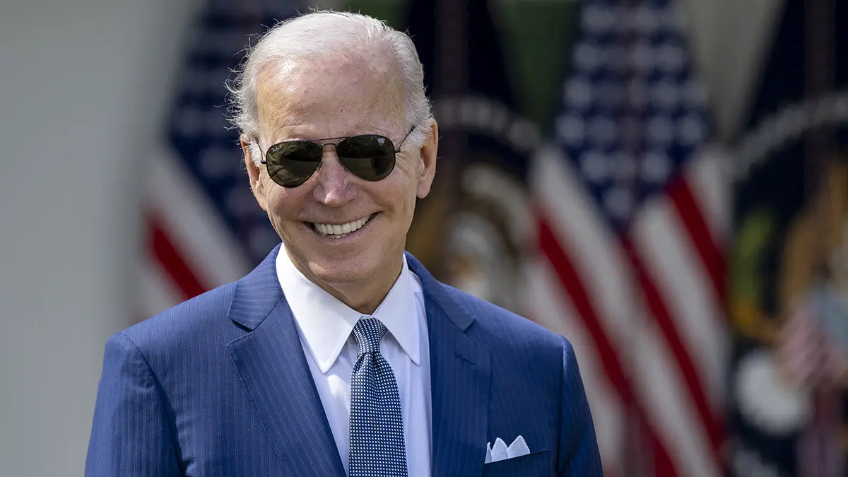 Сразу четыре человека использовали автоперо Байдена при подписании указов