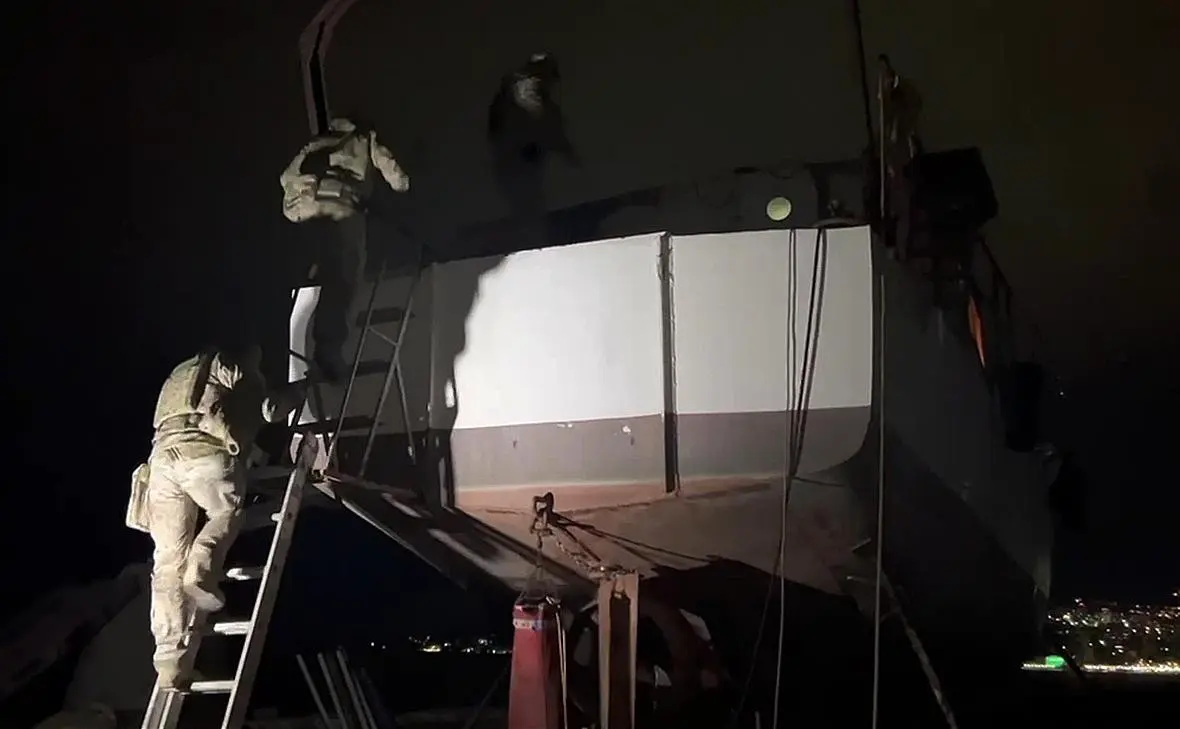 Сотрудники ФСБ России на задержании одного из участников законспирированной разветвленной агентурной сети украинских спецслужб (ФСБ России / РИА Новости)