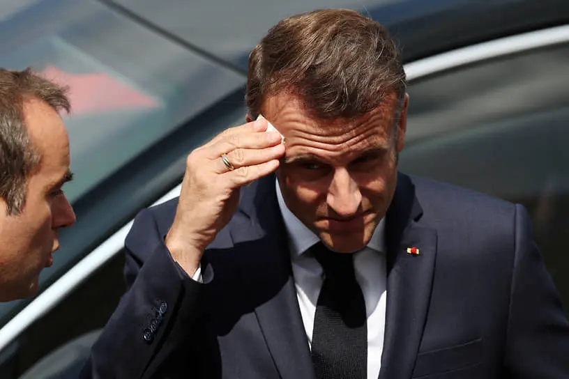 Президент Франции Эмманюэль Макрон (справа) и министр обороны Себастьен Лекорню