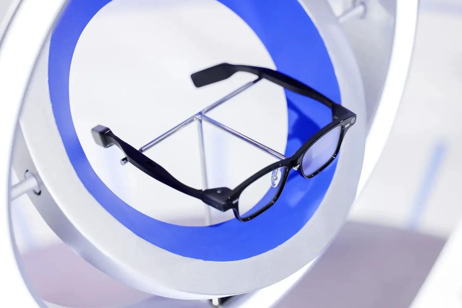 Alibaba интегрирует Quark AI и чип Qualcomm Snapdragon AR1 в компактные умные очки-0