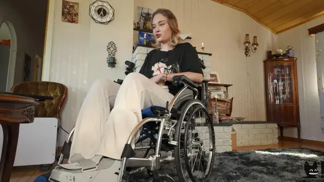 Сейчас Мария Ковальчук находится в Норвегии, мать увезла ее сюда для большей безопасности | Источник: «Осторожно, Собчак!» / YouTube