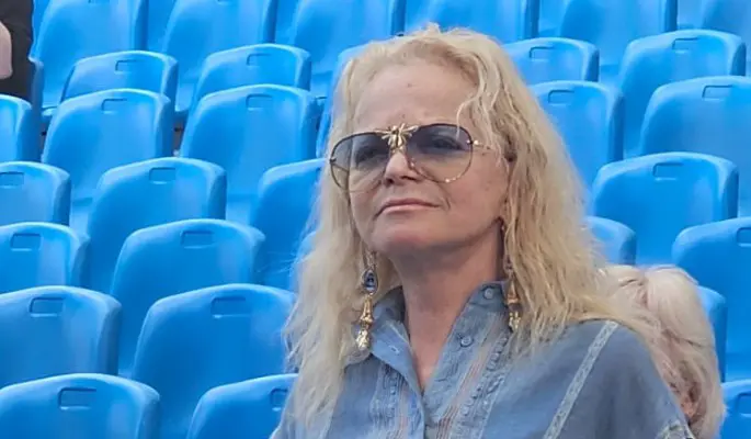 "Пусть видят, какая я есть": 69-летняя Лариса Долина вышла в люди без грамма макияжа