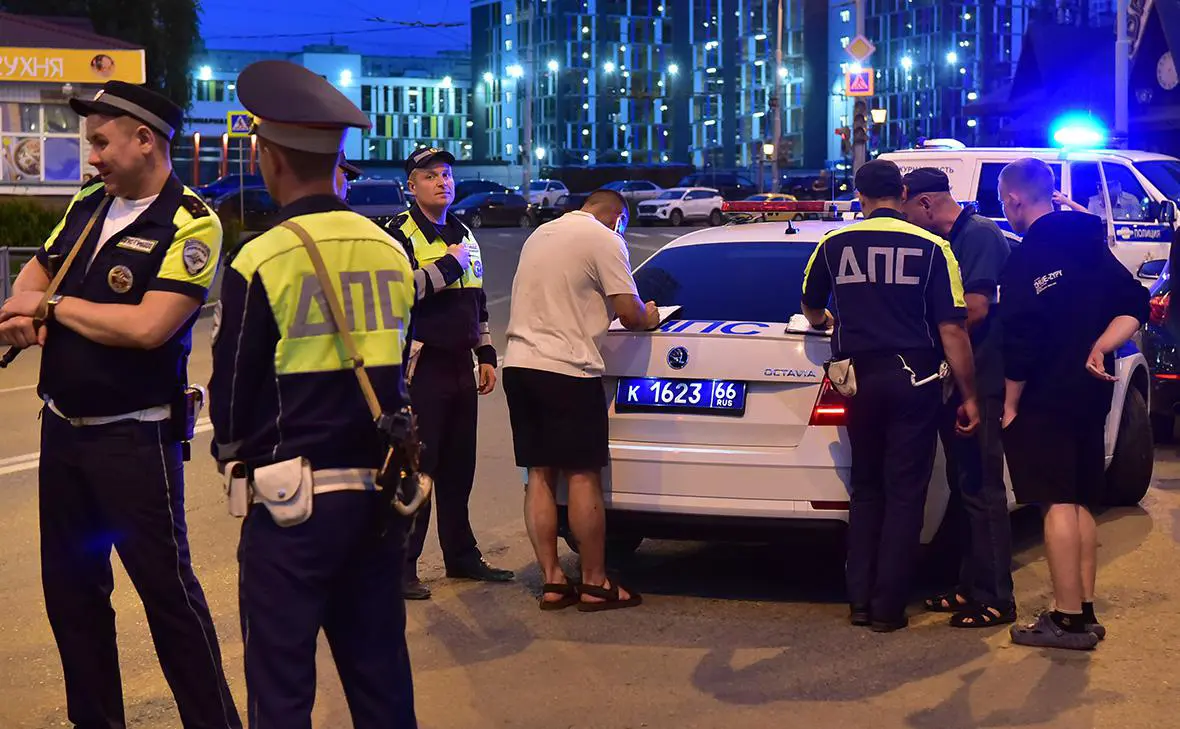 Обстановка возле Баку Плаза на месте задержания главы азербайджанской диаспоры Екатеринбурга Шахина Шихлинского, 1 июля 2025 года (Размик Закарян / URA.RU / Global Look Press)