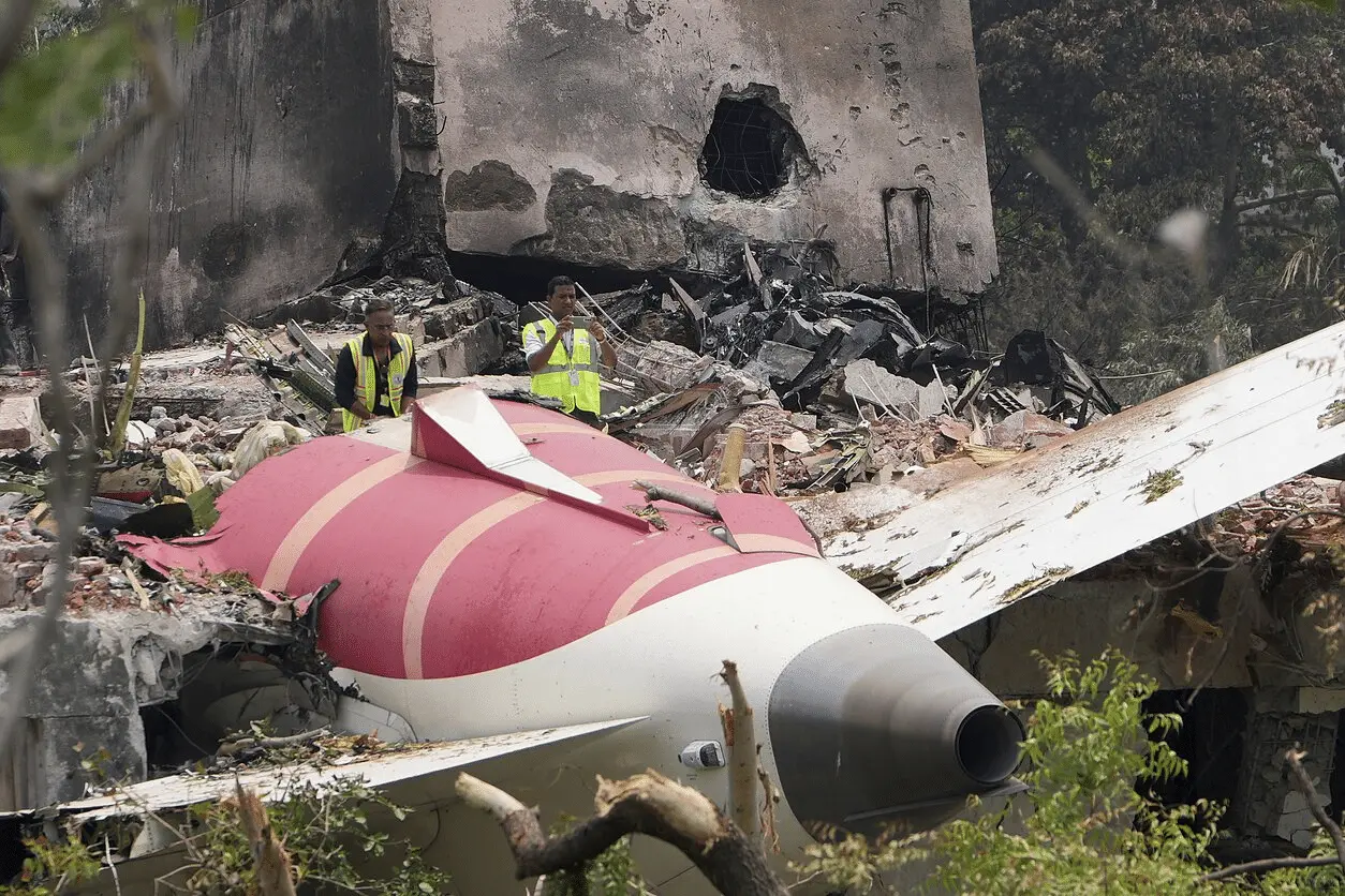 Профессионалы AAIB, FAA и NTSB ищут решения по Boeing 787 Dreamliner Air India-0