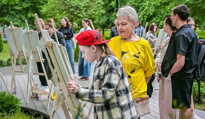 Художественная школа на бульваре: москвичам предлагают взять уроки живописи под открытым небом