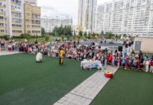 Алексей Вихарев и жители ЖК "Калиновский" празднуют победу в Екатеринбурге aleksei viharev pobeda uk_onlymainnews