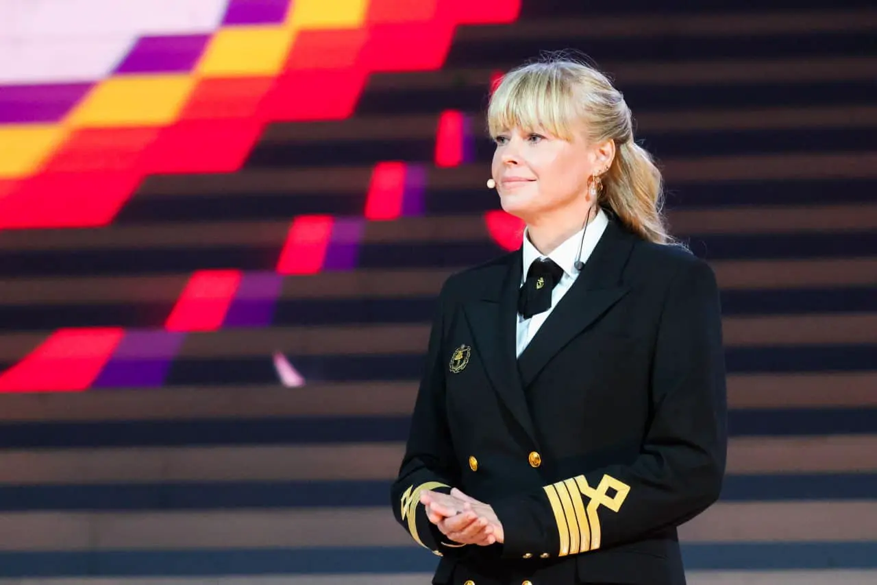 Атомоход 'Ямал' под командованием Старовойтовой получил капитанский знак от Александра Баринова-0