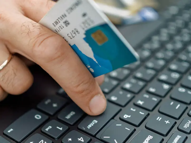 Объединенное кредитное бюро фиксирует взлет рынка кредиток после смягчения политики ЦБ РФ-0