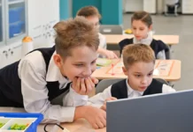 olga oshkina iz soyuza yuristovblogerov obyasnila prava shkolnikov po forme-onlymainnews-ru-0