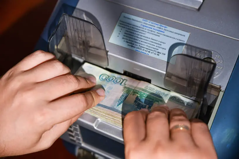 Эксперты прогнозируют оптимистичное положение рубля, доллара и евро в конце года-0