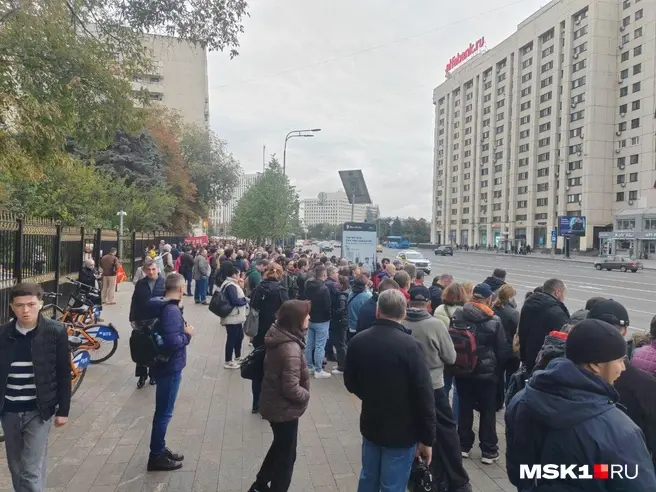 Участок оранжевой линии метро временно закрыли. Как люди добираются на автобусах и сколько длится поездка — репортаж | Источник: Михаил Мечев / MSK1.RU