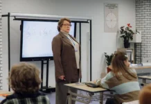 Комедия «Олдскул» раскрывает тайны современной школы с Марией Ароновой и Романом Маякиным komediya oldskul raskryvaet tajny sovremennoj shkoly s mariej aronovoj i romanom mayakinym-onlymainnews-ru-0