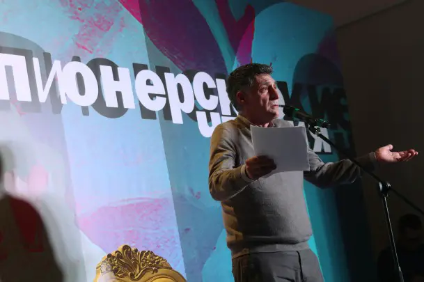 Для Кеосаяна и Симоньян участие в «Пионерских чтениях» стало судьбоносным. По словам телеведущей, они пару раз посидели вместе, выступили на одной сцене и стали парой