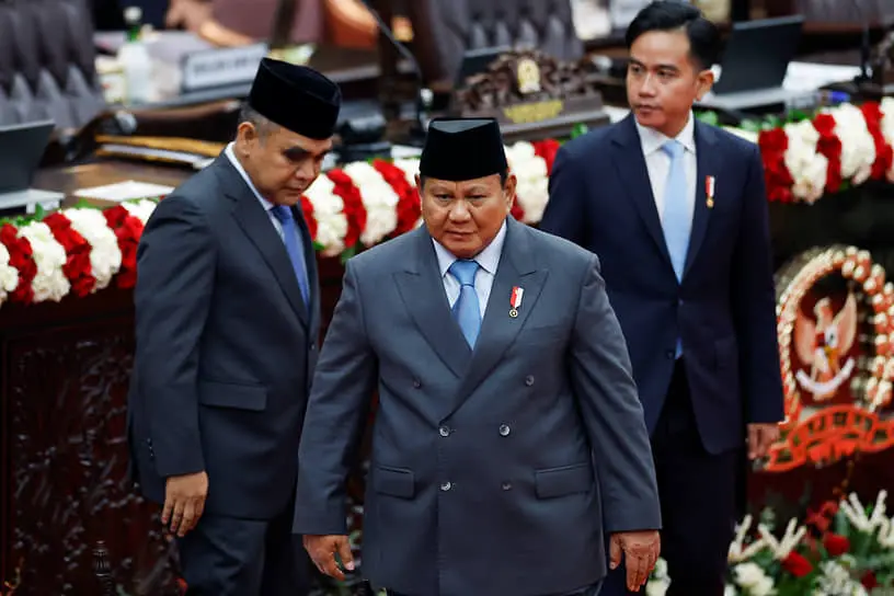 Президент Индонезии Прабово Субианто (в центре)