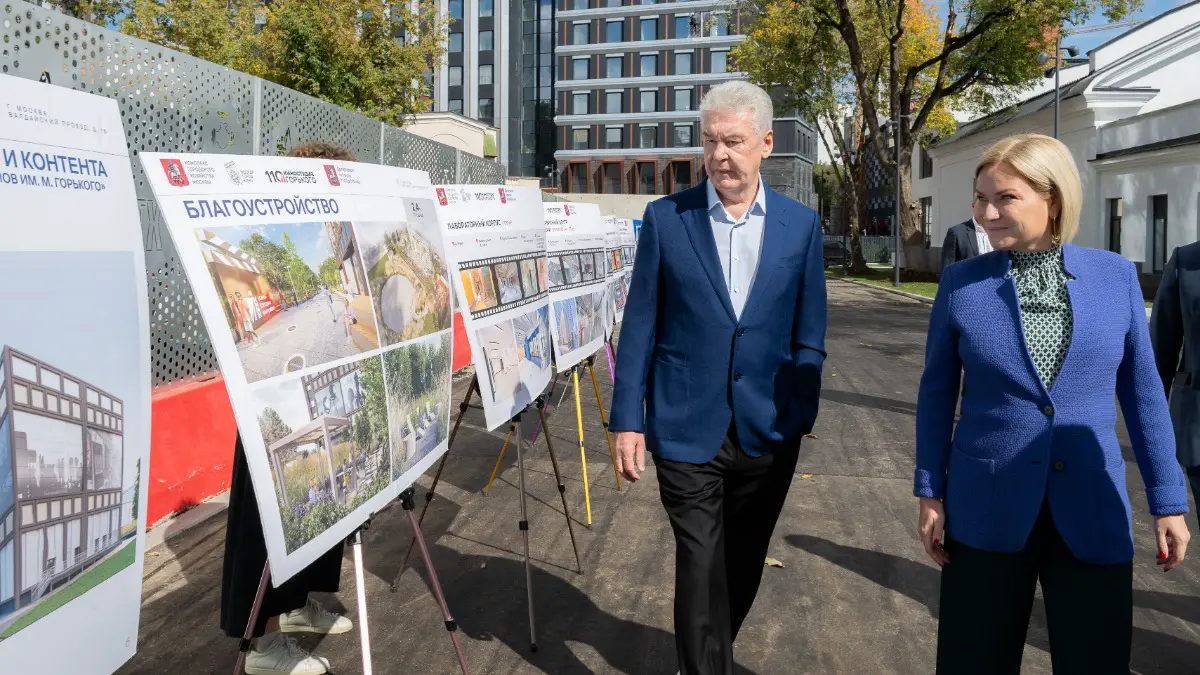 Мэр Москвы Сергей Собянин и министр культуры России Ольга Любимова осматривают новые объекты Киностудии Горького, где проходит масштабная модернизация